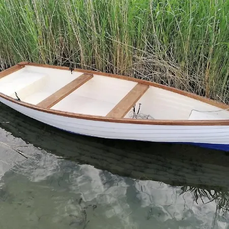 7 Ferohelyes Haz A Totol 15 M-re Sajat Steggel Es Csonakkal Balatonfenyvesen 발라톤페니베스