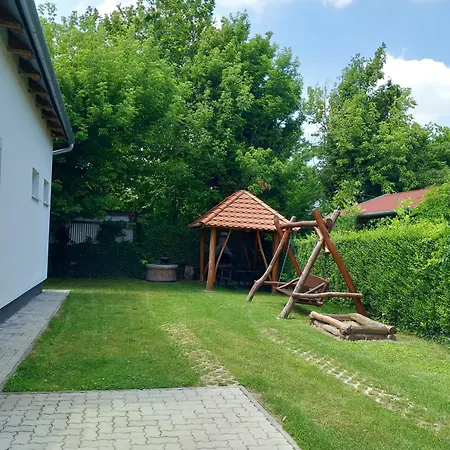 Vakantiehuis 7 Ferohelyes Haz Balatonfenyvesen A Totol 15 M-re Sajat Steggel Es Csonakkal Balatonfenyves